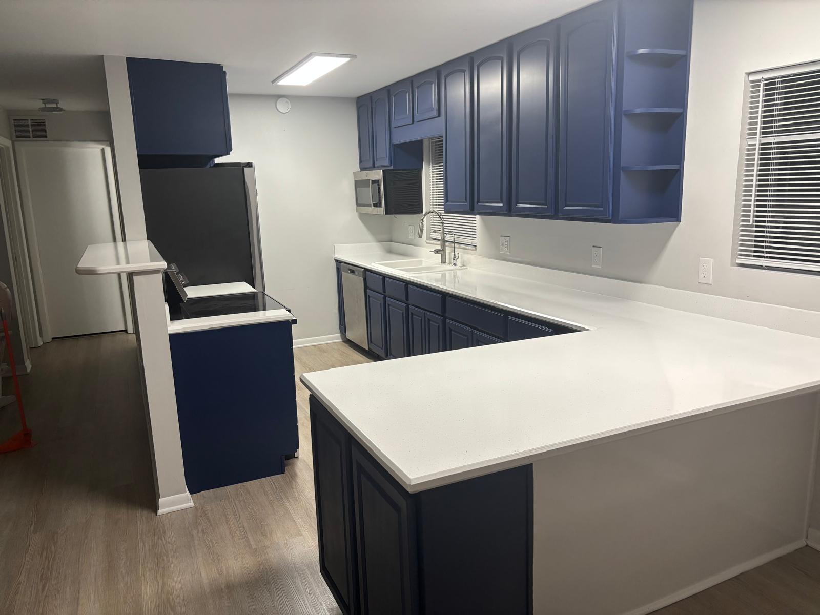 Cocina restaurada con gabinetes azules